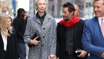 No, Alexandra Grant (53 años) no es mayor que Keanu Reeves (61 años). Sólo tiene el pelo blanco