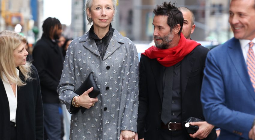 No, Alexandra Grant (53 años) no es mayor que Keanu Reeves (61 años). Sólo tiene el pelo blanco