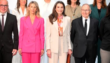 Todo el mundo habla de la nueva blusa de Letizia pero nosotras nos fijamos el traje de chaqueta de Yolanda Díaz, con top lencero y del color tendencia