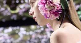 Sally Hambleton, florista, sobre los tocados-flor tendencia: «Rosas, peonías u orquídeas se adaptan mejor por su parte plana. Tulipanes, narcisos o jacintos son más difíciles»