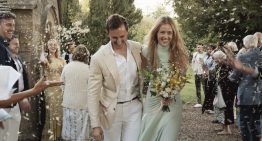 Sucedió en los Cotswolds: una novia californiana con vestido aguamarina, una mansión Tudor en la campiña inglesa y una cena inspirada en la isla donde se conoció la pareja