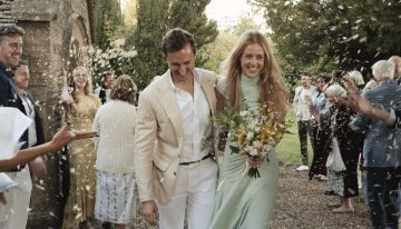 Sucedió en los Cotswolds: una novia californiana con vestido aguamarina, una mansión Tudor en la campiña inglesa y una cena inspirada en la isla donde se conoció la pareja