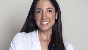 Andrea Combalía, dermatóloga y tricóloga: «El lavado inverso protege las puntas aplicando acondicionador antes del champú sin sacrificar la limpieza del cuero cabelludo»