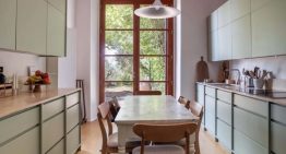 Un antiguo limonar en la Toscana transformado en una casa de discreta elegancia con mobiliario de estilo nórdico vintage y de IKEA