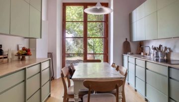 Un antiguo limonar en la Toscana transformado en una casa de discreta elegancia con mobiliario de estilo nórdico vintage y de IKEA