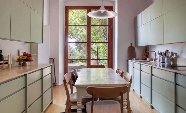 Un antiguo limonar en la Toscana transformado en una casa de discreta elegancia con mobiliario de estilo nórdico vintage y de IKEA