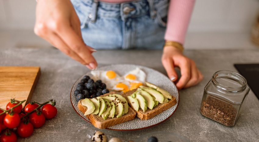 Sandra Moñino, nutricionista: «A partir de los 50, los huevos, los boquerones y las semillas de lino son alimentos antiinflamatorios esenciales»