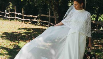 La novia que se casó en el norte con una preciosa capa de pedrería