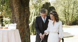 Del vestido slip de Carolyn Bessette a la vajilla de porcelana más exquisita, 8 tendencias muy clásicas que inspirarán a las novias modernas en la temporada de primavera 2026