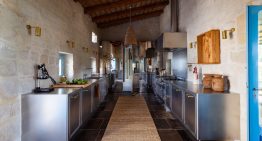 5 cocinas que dejan claro que son el corazón de la casa: de un office de desayuno con maxividriera a una minicocina multicolor