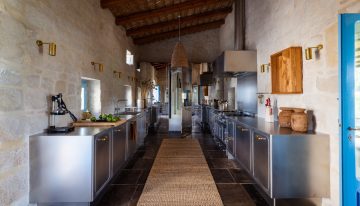 5 cocinas que dejan claro que son el corazón de la casa: de un office de desayuno con maxividriera a una minicocina multicolor