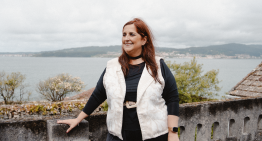 Arantza Portabales, escritora: «Vivimos en una obligación constante de estar bien, de funcionar, de sonreír y la vida no es así. A veces lo más sano que puedes hacer es estar triste»