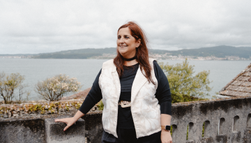 Arantza Portabales, escritora: «Vivimos en una obligación constante de estar bien, de funcionar, de sonreír y la vida no es así. A veces lo más sano que puedes hacer es estar triste»