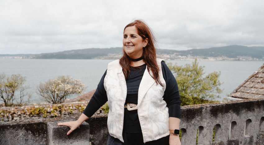 Arantza Portabales, escritora: «Vivimos en una obligación constante de estar bien, de funcionar, de sonreír y la vida no es así. A veces lo más sano que puedes hacer es estar triste»