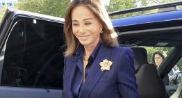 Isabel Preysler, con un traje de chaqueta y el accesorio tendencia, y el resto de invitadas elegantes en el gran estreno del Teatro Real