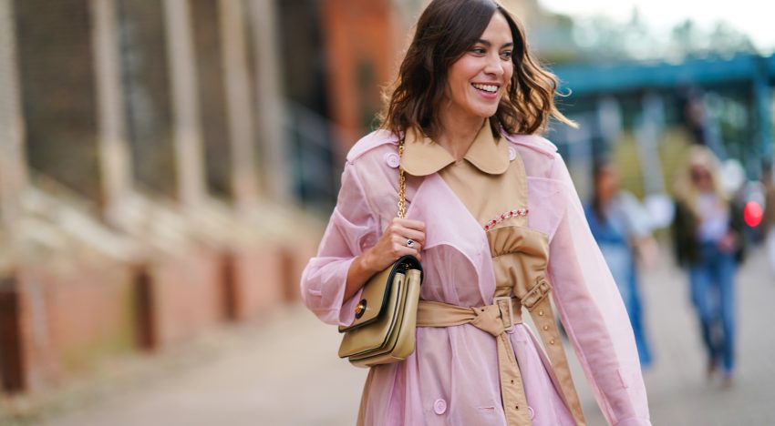 Anoche llegó a Zara un vestido en el color favorito de las expertas en moda esta primavera que funciona tanto para salir a cenar con amigas como para un desayuno de trabajo