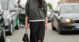 Con qué combinar la falda más tendencia de la temporada y crear el mejor look de primavera: del polo a un jersey básico