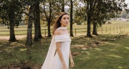 La novia vasca que se casó con un vestido con los hombros al aire y un velo muy original