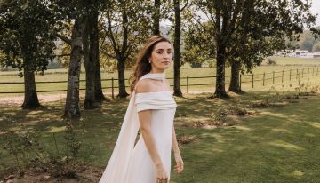 La novia vasca que se casó con un vestido con los hombros al aire y un velo muy original