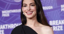 Anne Hathaway se toma un día de descanso del exigente «method dressing»  como  Andy Sachs y apuesta por un traje minimalista con zapatos diseñados  por el último Premio TELVA MODA Internacional