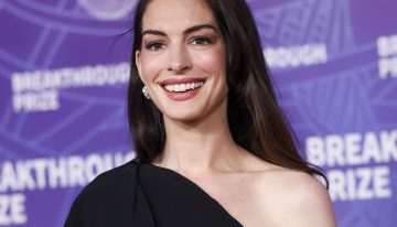 Anne Hathaway se toma un día de descanso del exigente «method dressing»  como  Andy Sachs y apuesta por un traje minimalista con zapatos diseñados  por el último Premio TELVA MODA Internacional