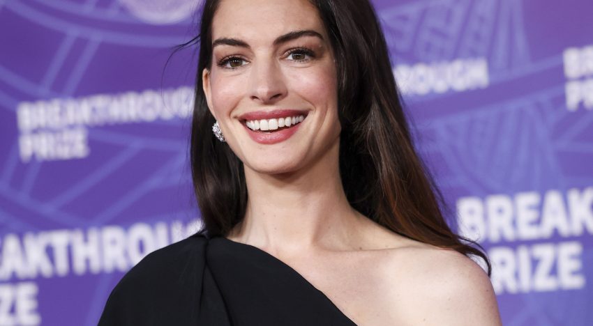 Anne Hathaway se toma un día de descanso del exigente «method dressing»  como  Andy Sachs y apuesta por un traje minimalista con zapatos diseñados  por el último Premio TELVA MODA Internacional