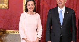 La reina Letizia más elegante que nunca con un nuevo vestido del color que es tendencia esta primavera