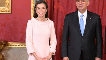 La reina Letizia más elegante que nunca con un nuevo vestido del color que es tendencia esta primavera