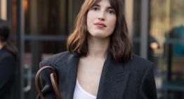 Jeanne Damas, la parisina que siempre nos ofrece los mejores trucos de belleza, nos descubre cómo levantar unos párpados caídos