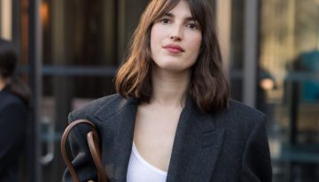 Jeanne Damas, la parisina que siempre nos ofrece los mejores trucos de belleza, nos descubre cómo levantar unos párpados caídos