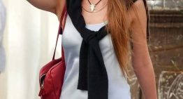 No hace falta estar de vacaciones en Roma para conseguir la fórmula de estilo impecable de Dakota Johnson: el vestido de moda en el color más tendencia, bailarinas planas y bolso en contraste