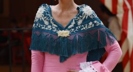 Hay dos tipos de invitada elegante y tradicional en el Real: Victoria Federica con traje de corto o de amazona y Lourdes Montes con vestido de flamenca