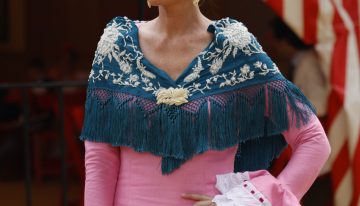 Hay dos tipos de invitada elegante y tradicional en el Real: Victoria Federica con traje de corto o de amazona y Lourdes Montes con vestido de flamenca
