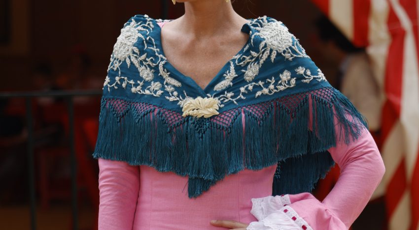 Hay dos tipos de invitada elegante y tradicional en el Real: Victoria Federica con traje de corto o de amazona y Lourdes Montes con vestido de flamenca