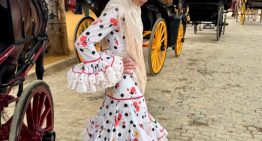 Todos los detalles del vestido de Manuela Villena el primer día de Feria: el estampado más original de flores y lunares con mantón y peinas vintage