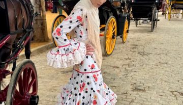 Todos los detalles del vestido de Manuela Villena el primer día de Feria: el estampado más original de flores y lunares con mantón y peinas vintage