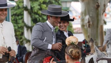 Nadie lleva el traje de corto (o de amazona) en la Feria de Abril como Cayetana (Rivera o  Fitz-James Stuart)