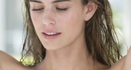 Cristina de Hoyos, dermatóloga: «En personas de pelo graso o que hacen ejercicio de forma habitual, el lavado frecuente incluso diario puede ser beneficioso»