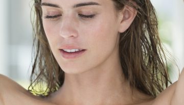 Cristina de Hoyos, dermatóloga: «En personas de pelo graso o que hacen ejercicio de forma habitual, el lavado frecuente incluso diario puede ser beneficioso»