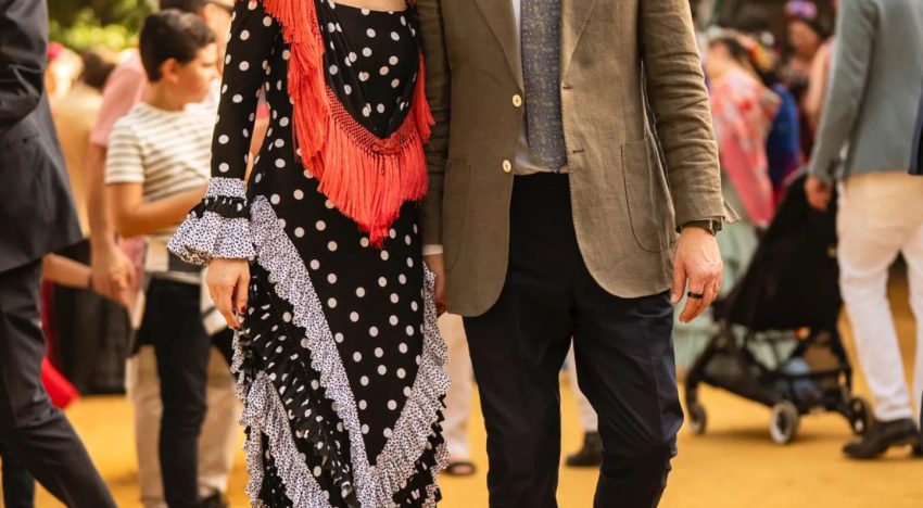 Manuela Villena, imponente el segundo día de la Feria de abril, con un vestido con estampados en contraste y mantón a juego de uno de sus diseñadores de cabecera