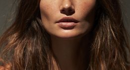 Roberto Siguero, maquillador: «Para una piel más luminosa con los polvos bronceadores, añade colorete rosa en la parte alta del pómulo y en la nariz para un efecto más creíble y favorecedor»