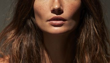 Roberto Siguero, maquillador: «Para una piel más luminosa con los polvos bronceadores, añade colorete rosa en la parte alta del pómulo y en la nariz para un efecto más creíble y favorecedor»