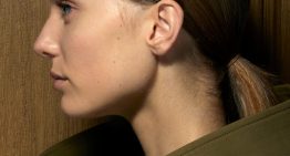 Álex Sestelo, peluquero: «Es un gran error recoger el pelo mojado después de lavarlo ya que es cuando el cabello está más vulnerable y aumenta el riesgo de rotura»