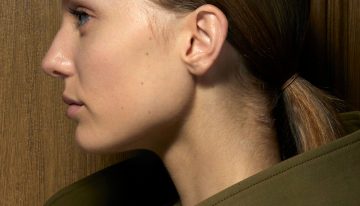 Álex Sestelo, peluquero: «Es un gran error recoger el pelo mojado después de lavarlo ya que es cuando el cabello está más vulnerable y aumenta el riesgo de rotura»