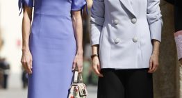 Todo el mundo habla del vestido malva de invitada ideal de la reina Letizia y nadie está prestando la suficiente atención al pantalón tendencia de Isabel Díaz Ayuso