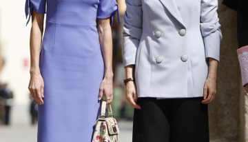 Todo el mundo habla del vestido malva de invitada ideal de la reina Letizia y nadie está prestando la suficiente atención al pantalón tendencia de Isabel Díaz Ayuso