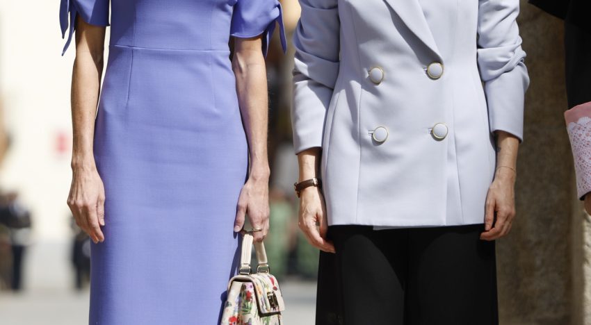 Todo el mundo habla del vestido malva de invitada ideal de la reina Letizia y nadie está prestando la suficiente atención al pantalón tendencia de Isabel Díaz Ayuso