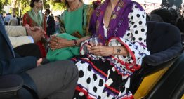 Eugenia Martínez de Irujo, la más elegante en el tercer día de la Feria de Abril, con un vestido de flamenca aparentemente sencillo que escondía un homenaje a su madre