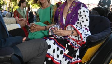 Eugenia Martínez de Irujo, la más elegante en el tercer día de la Feria de Abril, con un vestido de flamenca aparentemente sencillo que escondía un homenaje a su madre