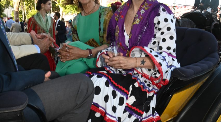Eugenia Martínez de Irujo, la más elegante en el tercer día de la Feria de Abril, con un vestido de flamenca aparentemente sencillo que escondía un homenaje a su madre